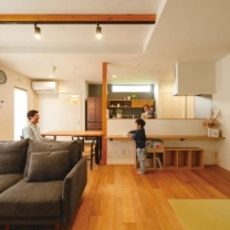 床のオークを基本にデザインしたK邸。本棚やカウンターなど、随所に造作を施し、デザインと使い勝手を両立させた。