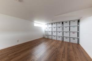 階段で楽に上がれる小屋裏収納は約7畳の広々とした空間。高窓からの光で、日中は照明を点けなくても十分な明るさに。