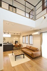 リビングと2階ホールを繋ぐ 吹き抜けがもたらす開放感