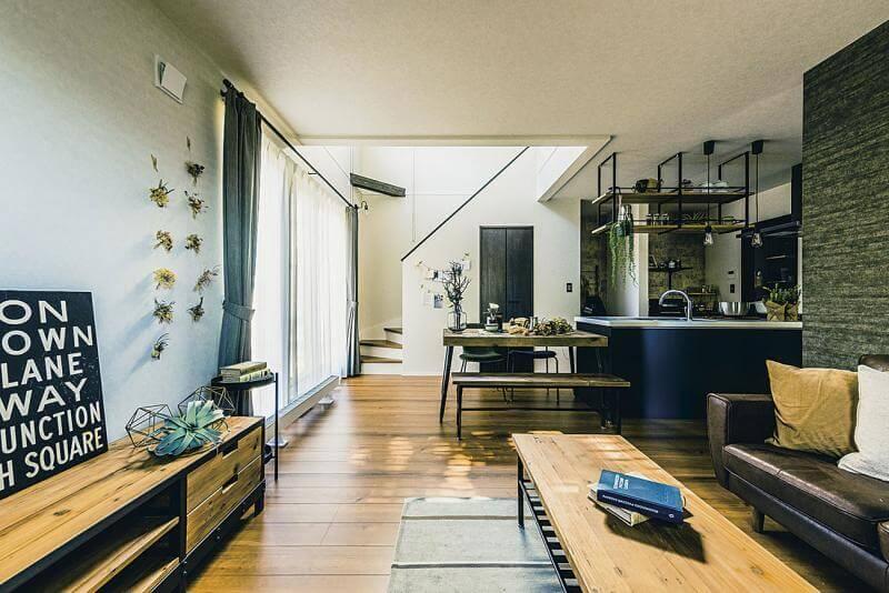 ダークカラーでまとめたブルックリンテイストでカフェのようなお家。