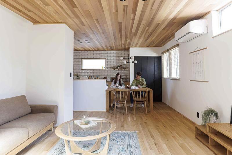 板張りの天井で木の温もりと窓から差し込む光で自然を感じられるLDK。