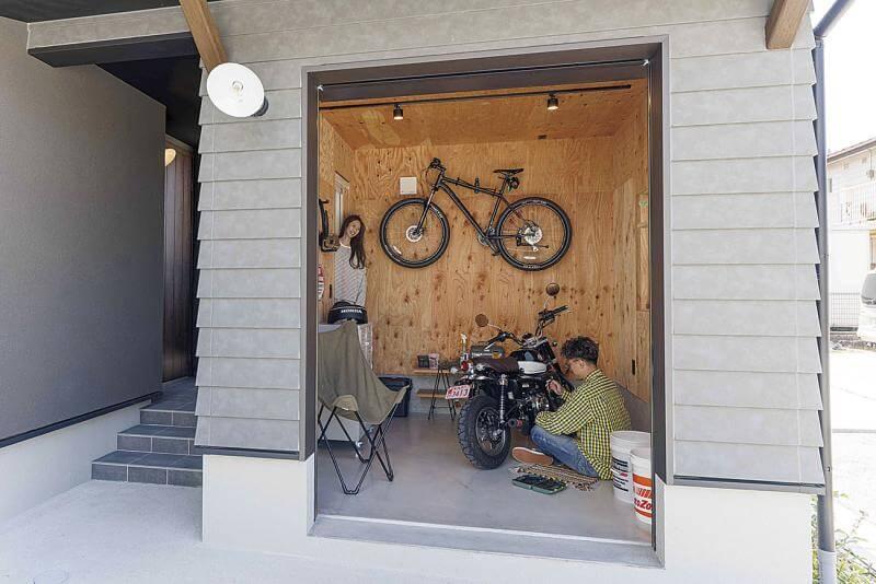 バイクの収納や趣味を楽しむ空間にちょうど良いガレージスペース。