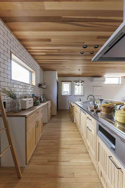 タイルがアクセントのナチュリエオリジナルキッチンはデザインだけでなく収納や使い勝手にも気を配られている。