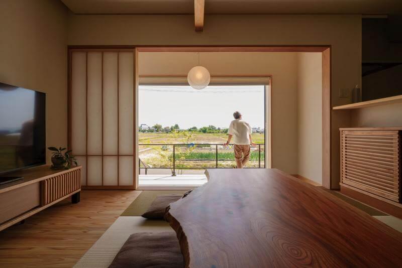 田園風景を望みながら、緩やかな時間を過ごすご主人。時折走る列車の音もまた、粋な雰囲気を醸す。