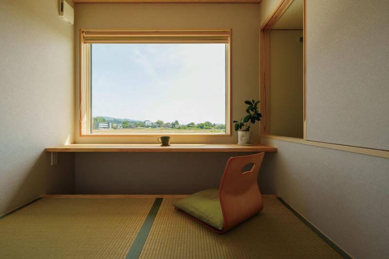 畳を敷いた眺めのいい書斎は、ご主人の特等席。仕事をしたり、本を読んだりと集中できる場所。