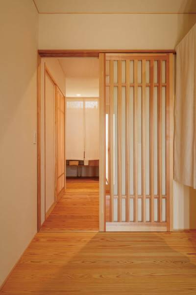 玄関に入った瞬間から、建築と装飾の融合を感じられるS邸。