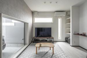 リビングとガレージの間は大きな窓で仕切り、愛車と暮らす理想の住まいを実現。