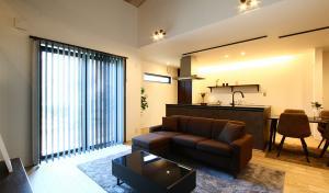 約20帖の広々LDK。HEAT20 G1相当の断熱性能で1年中快適な住空間を実現。