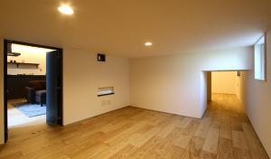 小屋裏収納の下は、6.5帖の収納スペースに。寝室からも行き来ができる回遊動線とすることで、日常的に使いやすい設計。