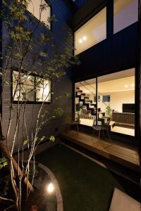中庭に植えられたアオダモの木は夜になると美しくライトアップ。デッキは夏の夕涼みにも最適な屋外空間。