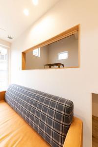 中二階に上がってすぐに和室を配置し、リビングが見える窓を設置しました