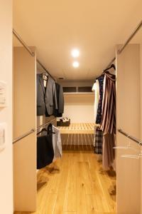 大容量のウォークインクローゼットは洋服だけでなく、寝具や大きな荷物も収納できます。