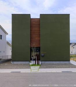 ヴィンテージ調の無垢と白壁の家