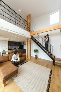 開放的なリビングで川辺の景色を眺めるリラックスタイム