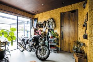 バイクのメンテナンスも思いのまま 遊び心あふれる楽しい住まい