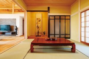 LDKと隣接する、真壁仕様の本格和室。旧家の障子戸を再利用。3枚戸でリビングと仕切れるので、客間としても重宝する。