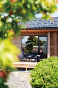 庭を眺めながらデッキで寛ぐご主人。「天気のいい日はここでくつろぐ時間が至福です」（ご主人）。