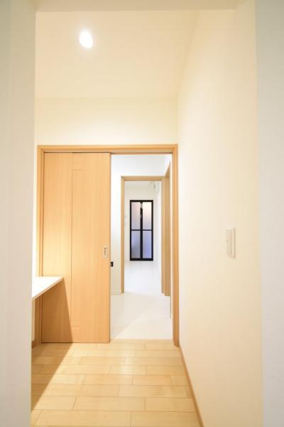 キッチンから家事室、洗面所、脱衣所が全て一直線の家事ラク動線を設けました。
