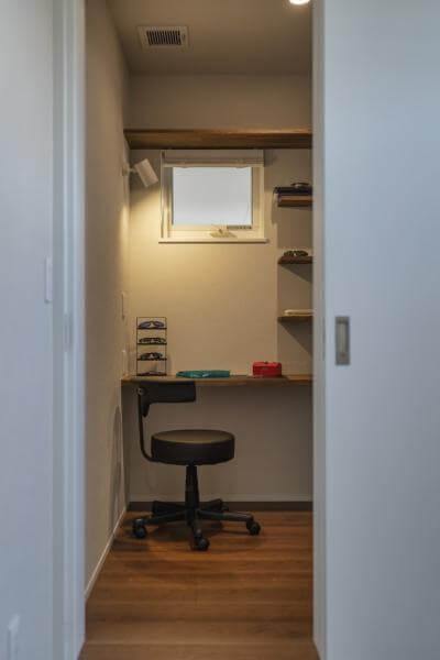 趣味室を兼ねた書斎。棚や机は使いやすい高さに手作り