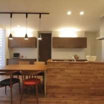 フロアはアサヒアレックスオリジナル・バーチ無垢材（オスモ塗装仕上げ）を使用。
キッチン前壁に張った床と同じバーチ材は空間に統一感を持たせてくれる。