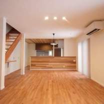 天井と壁に無垢の木をあしらったこだわりのキッチン。
木製デザイン階段。