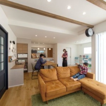 床と調和する同系色のソファやテーブルがカフェライクな空間を演出。随所に使いやすい収納が配されているのもポイント。