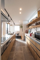 キッチンは空間に合う木目調のデザインを選択。ダイニングの掃き出し窓からこぼれる日差しが温かい。