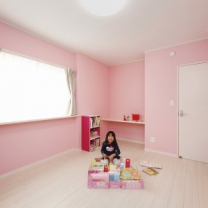 子ども部屋はいつでも楽しく過ごせるよう、明るくポップな壁紙をチョイス。