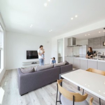 開放的で明るい2階リビングは、装飾を抑えたミニマルなデザイン。フラットで壁のないキッチンが家族の距離を縮めてくれる。