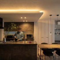 「GRAFTEKT（グラフテクト）」のキッチンはメラミン素材で仕上げられており、家具のように空間になじんでいる。ダイニングテーブルはモーダ･エン･カーサのPIPAテーブル。