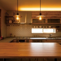 幅3.1mのオーダーキッチンの天板はモールテックス仕上げ。サブウェイタイルがカフェのような空間を演出する。