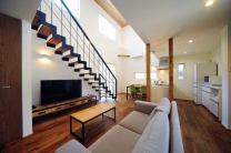 階段、インテリア…鉄と無垢材が織り成すシャープなデザイン住宅