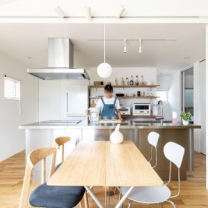 オールステンレスのアイランドキッチンはサンワカンパニーのグラッド45。シンプルなデザインが空間になじんでいる。