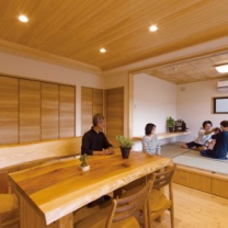 ご夫婦が住まう1階の空間。DKの天井には檜、和室には秋田杉を採用。和室はご夫婦の希望で縁のある純和風の畳を使ったという。