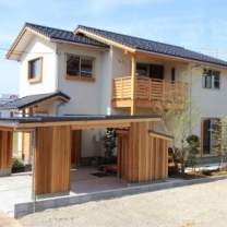 せり出した軒や瓦を載せた切妻屋根など、日本家屋の美しさを表現しながら懐かしくも新しいデザインを追求した。