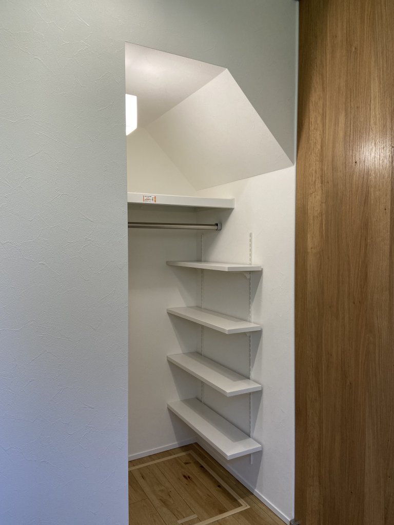 階段下の小さなスペースも収納に有効活用