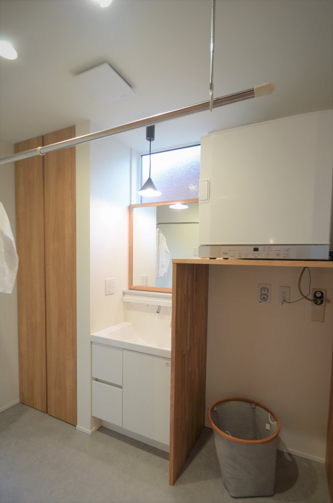 キッチンに隣接するユーティリティースペース。
外干しのテラスへも繋がり、洗濯・乾燥はこのエリア内で行える、家事効率のいい間取り。