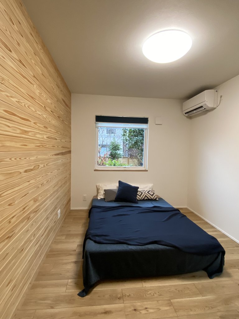寝室は壁一面に貼った杉板で、落ち着いた温かみのある雰囲気に。
室内には寝具がしまえる押入を設けて、季節ごとの寝具の入替もスムーズに。