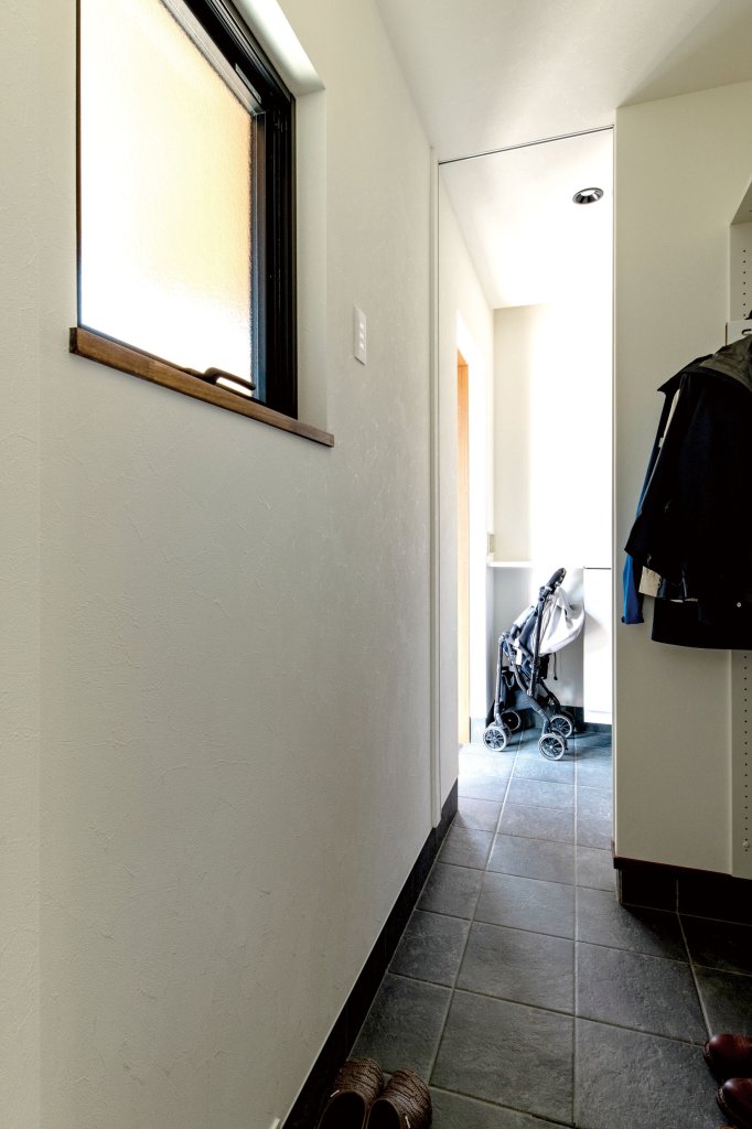 キッチンと玄関を繋ぐ動線上には使い勝手のいい玄関収納が。