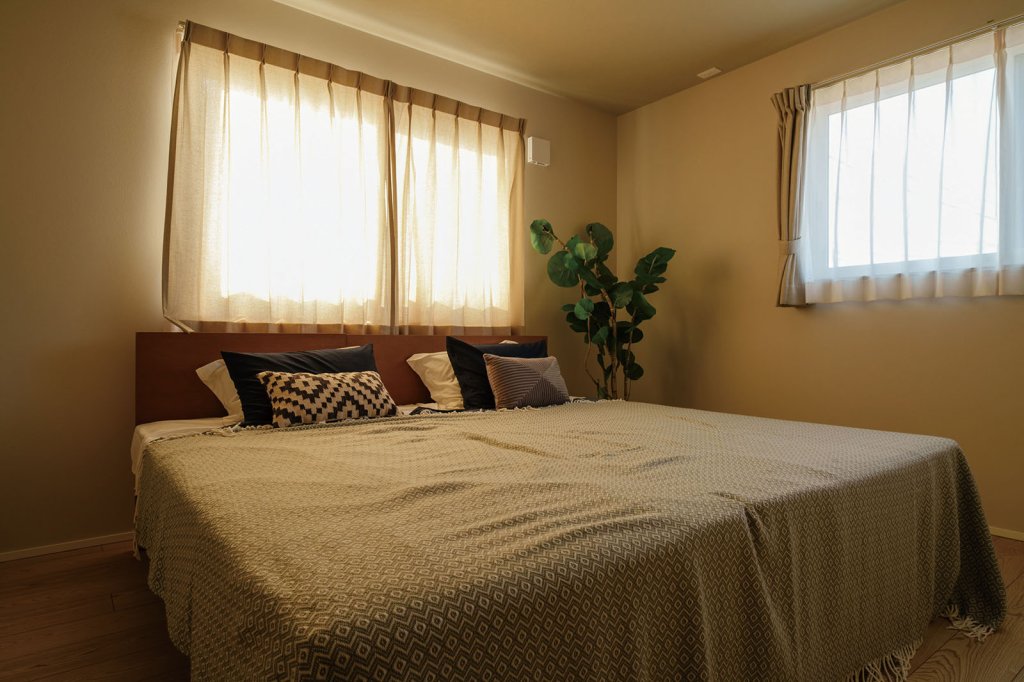 落ち着いた雰囲気を醸し出すベッドルームは、約６畳のちょうどいい広さに。　
