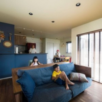 床も家具もウォルナットで統一 上質な素材感あふれるリビング