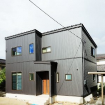 外観は片流れ屋根、ブラックの金属サイディングはシンプルで飽きのこないデザイン。
