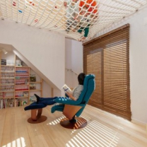 プレールームの2階部分にはロープのネットを張って、読書を楽しむ奥様からもお子様の様子が一目瞭然。