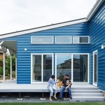 広いテラスで開放感を満喫 ギリシャカラーの白と青の家