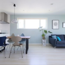 ブルーグレーがキーカラーとなり、統一感のある空間に。洗練された家具のセレクトが、インテリアをスマートに演出します。